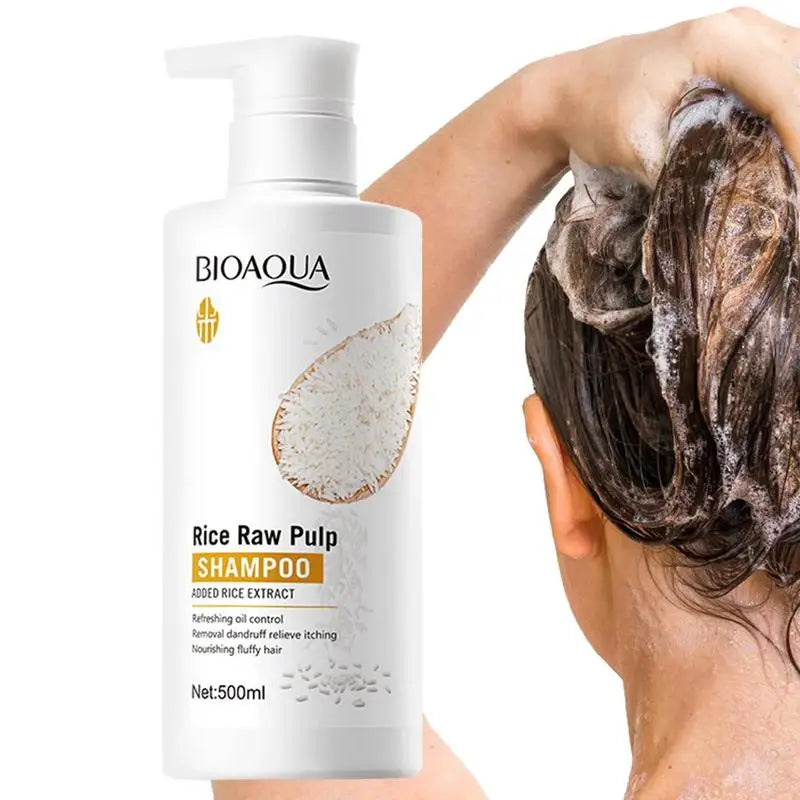 Flacon de shampooing BIOAQUA Rice Raw Pulp avec un distributeur à pompe blanc.