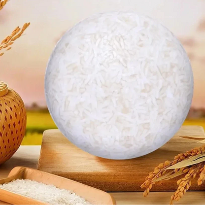 Boule de riz ronde et blanche.