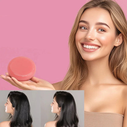 Savon circulaire rose ou produit de beauté présenté sur un fond rose.