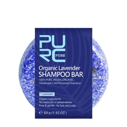 Barre de shampoing circulaire bleue et violette à la lavande biologique avec étiquette de produit.