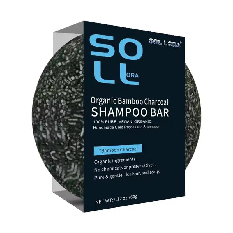 Barre de shampoing biologique au charbon de bambou en gris foncé avec emballage bleu.