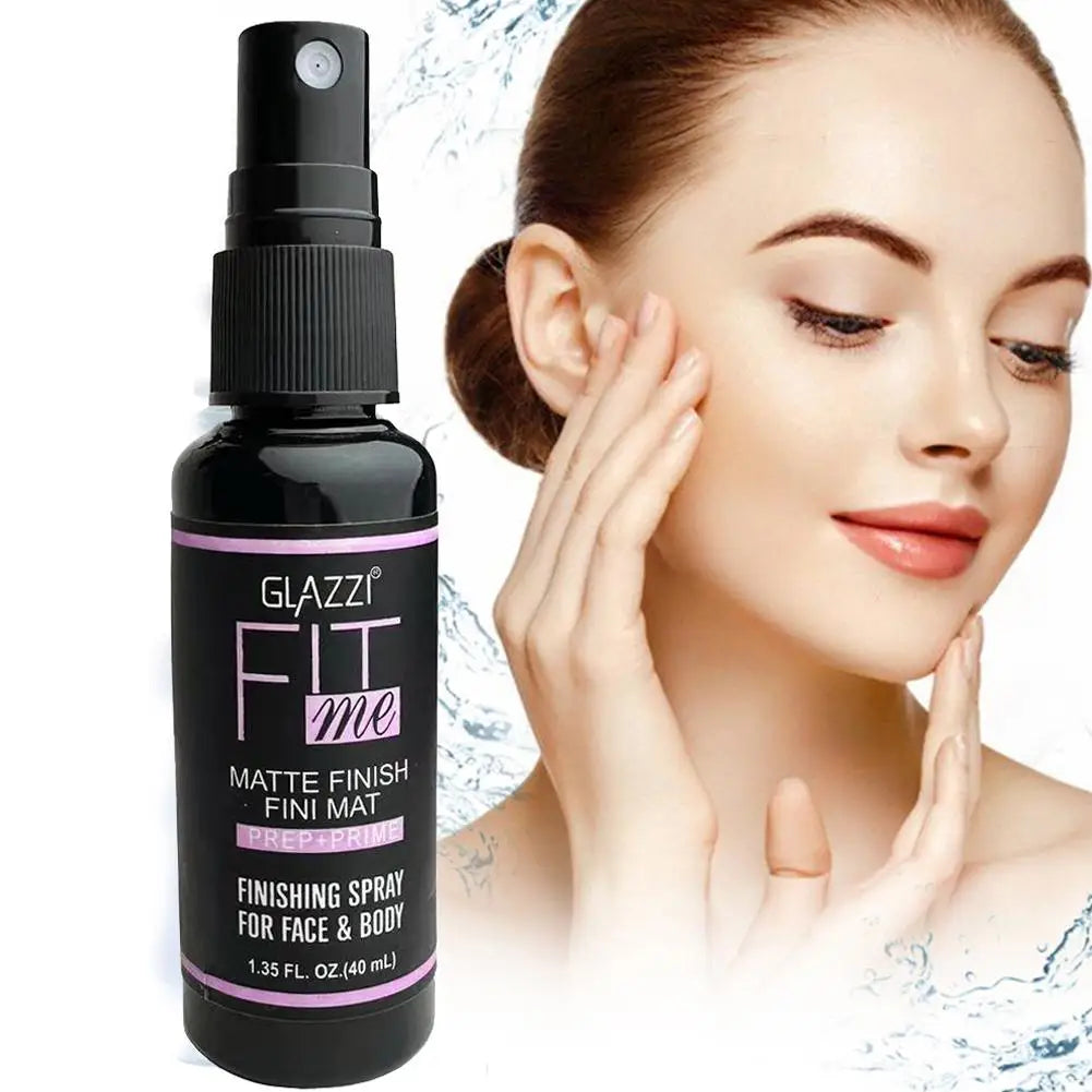 Vaporisateur noir de Glazzi Fit Me, spray fixant au fini mat pour le visage et le corps.