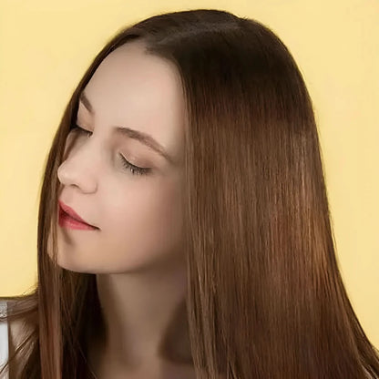 Cheveux bruns longs et raides, rouge à lèvres rouge et yeux fermés dans une pose sereine.