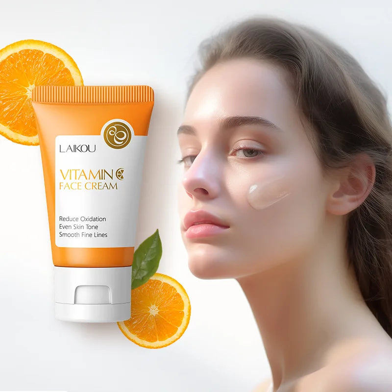 Tube de crème pour le visage à la vitamine C de couleur orange avec des tranches d’agrumes.