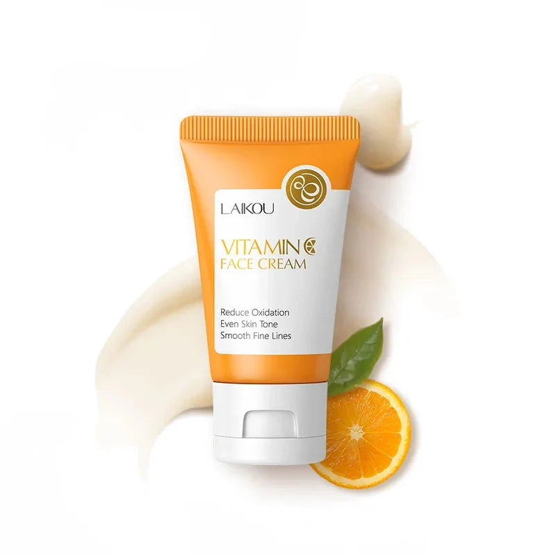 Tube orange de la crème visage Laikou Vitamine C avec décoration d’agrumes.