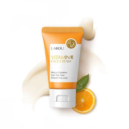 Tube orange de la crème visage Laikou Vitamine C avec décoration d’agrumes.